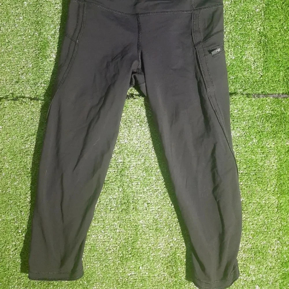 Women lululemon Black Capri Leggings 2 Waistband pockets Side Zipper Size 4